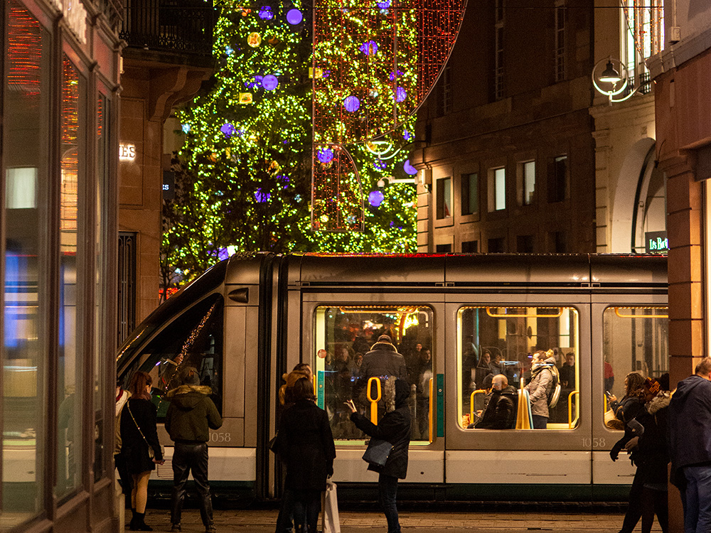 Circulation d'un tram pendant le marché de Noël